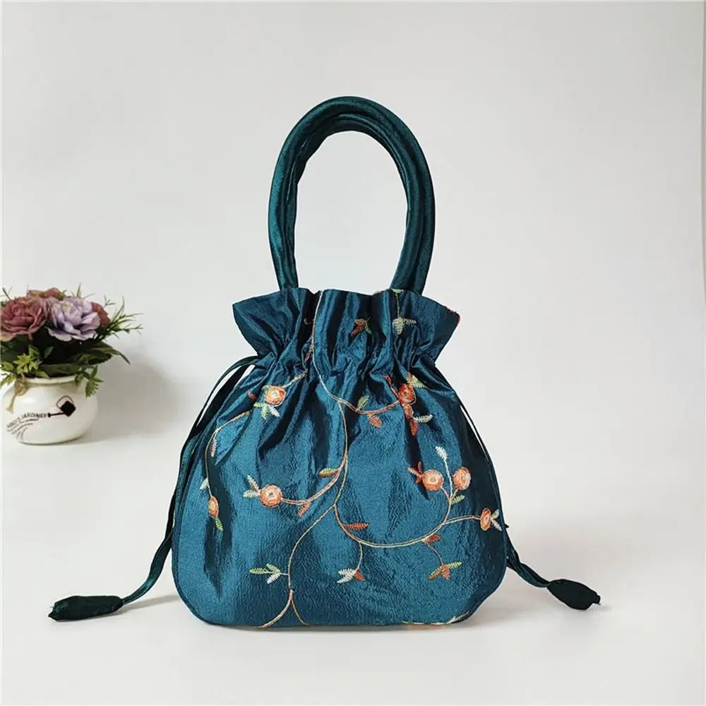 Sac à main bourse en satin avec broderies florales