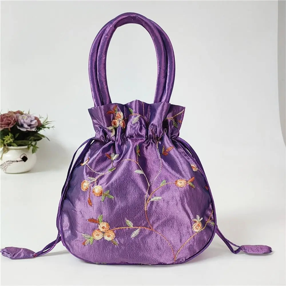 Sac à main bourse en satin avec broderies florales