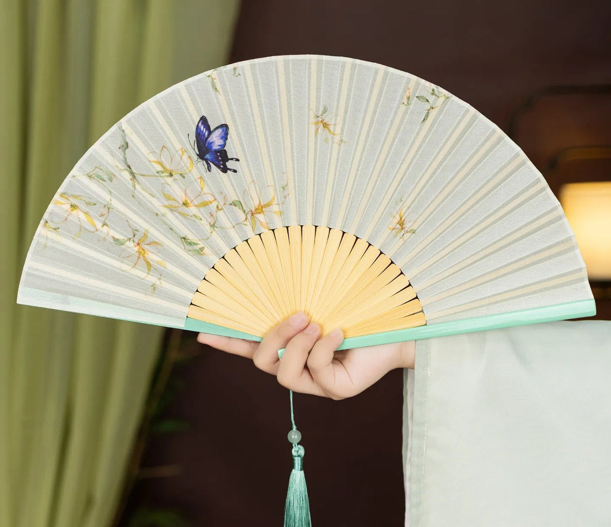 Éventail Japonais Pliant en Soie et Bambou – Motif Nature Rétro