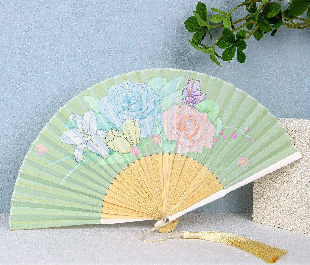 Éventail Japonais Pliant en Soie et Bambou – Motif Nature Rétro