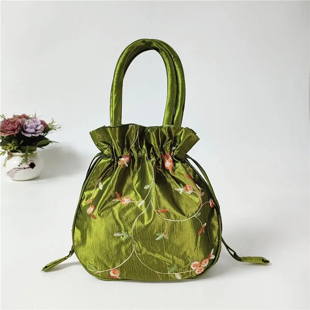 Sac à main bourse en satin avec broderies florales