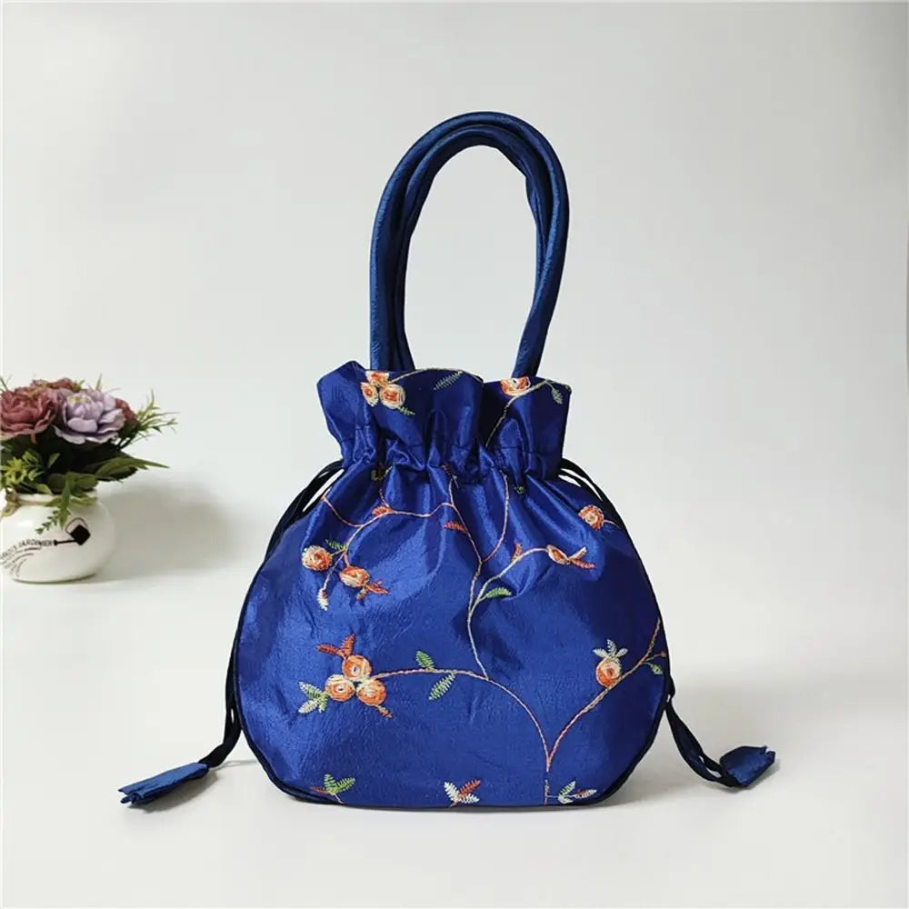 Sac à main bourse en satin avec broderies florales