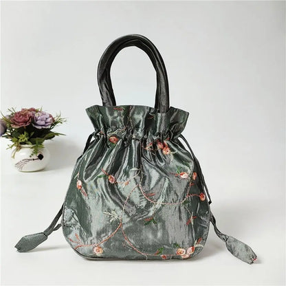 Sac à main bourse en satin avec broderies florales