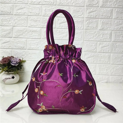 Sac à main bourse en satin avec broderies florales