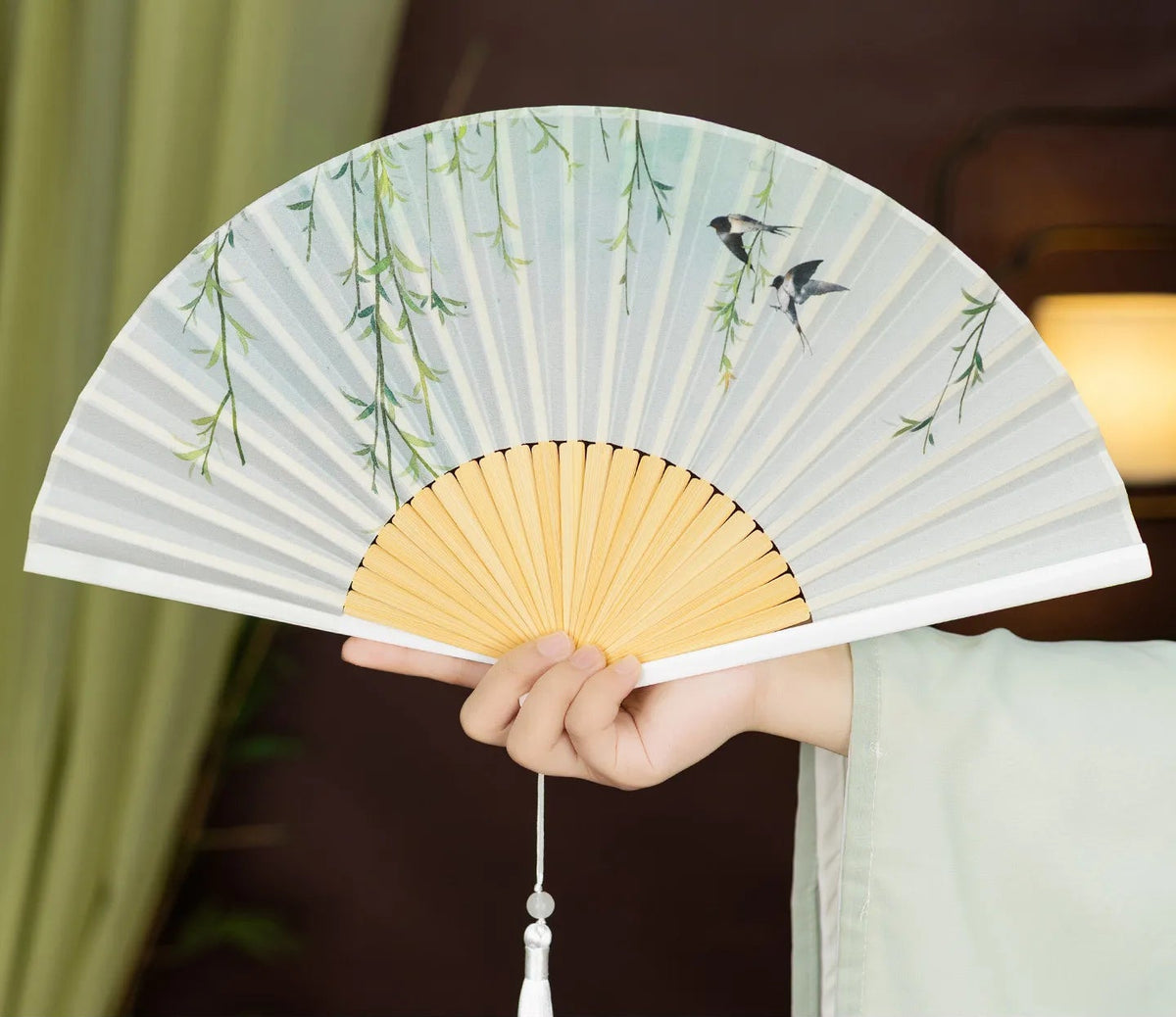 Éventail Japonais Pliant en Soie et Bambou – Motif Nature Rétro