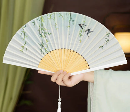 Éventail Japonais Pliant en Soie et Bambou – Motif Nature Rétro
