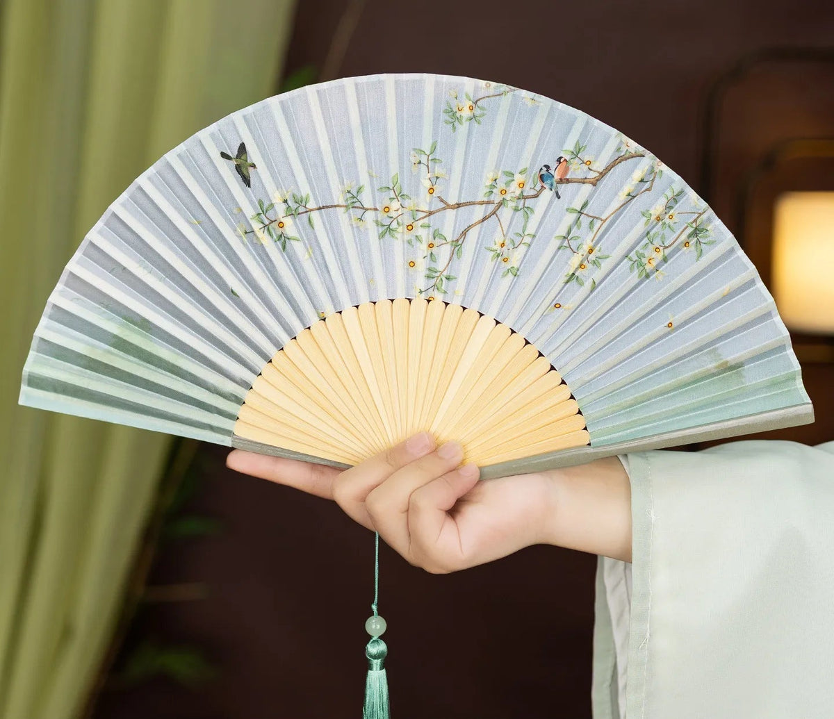 Éventail Japonais Pliant en Soie et Bambou – Motif Nature Rétro