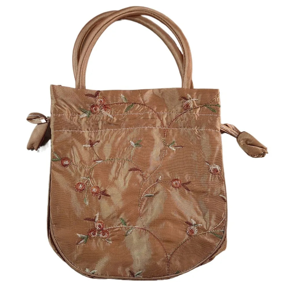 Sac à main bourse en satin avec broderies florales
