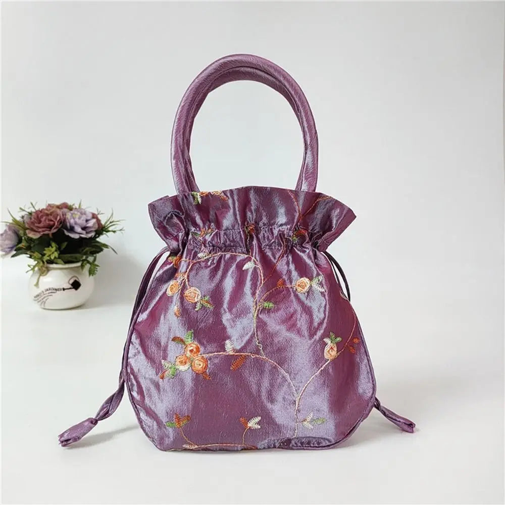Sac à main bourse en satin avec broderies florales