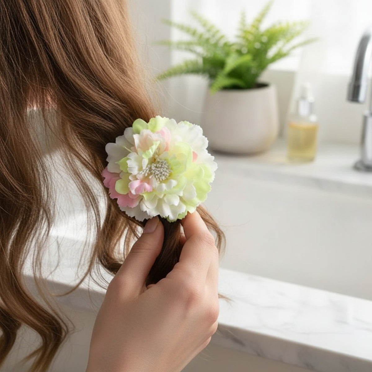 Pince à Cheveux Fleur Rose Satinée pour Femme - Accessoire Élégant