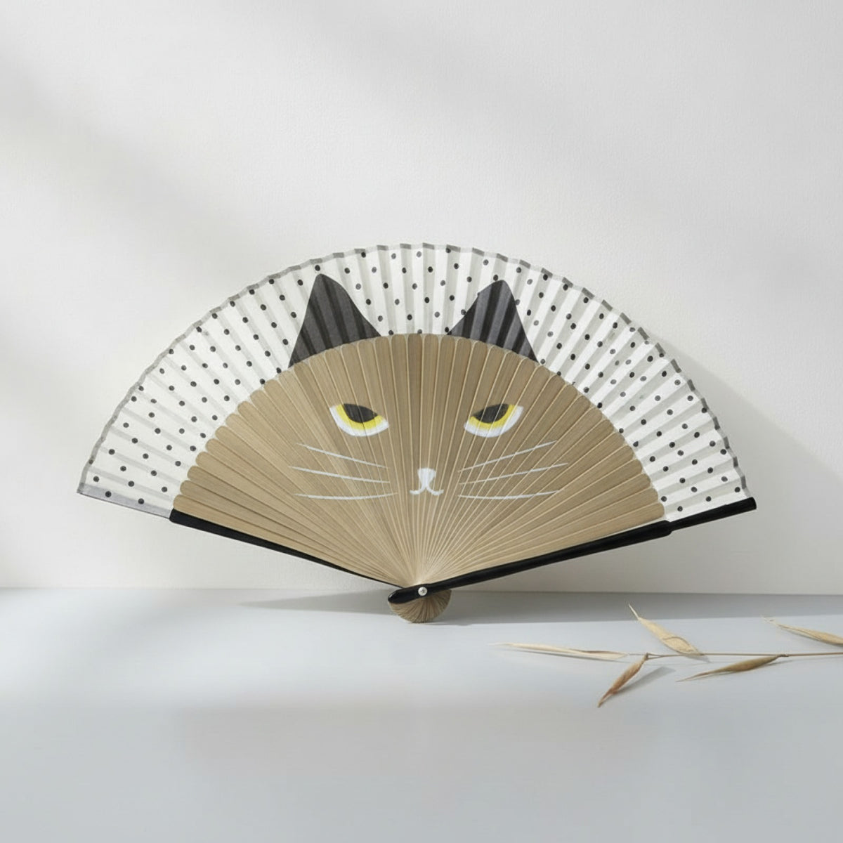 Éventail Pliant en Bambou Motif Chat - Style Japonais, Décoratif et Portable