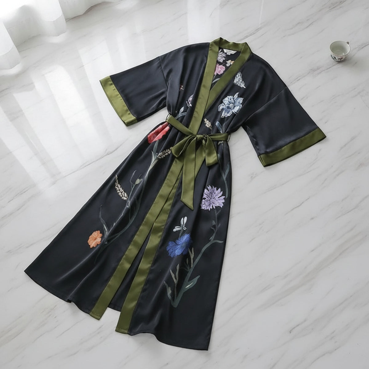 Kimono Long Fleuri en Satin Noir pour Femme